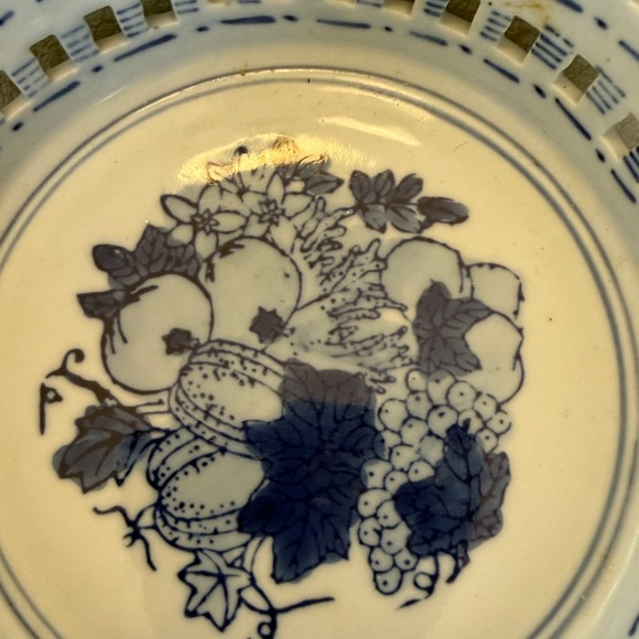 Vtg Blue White Harvest Basket Fruit Pattern Reticulated Bowl Twisted Handles 8" - Picture 4 of 6